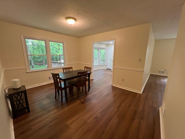 Foto del edificio - Room in House on Hillboro Cir SW