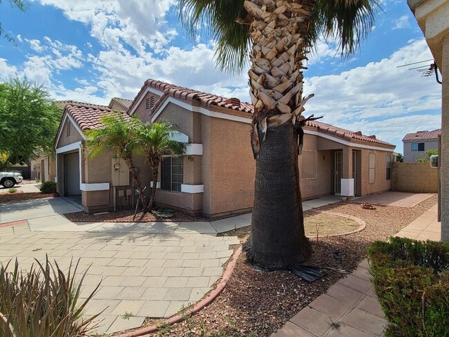 Vista lateral de entrada - 13009 W Evans Dr