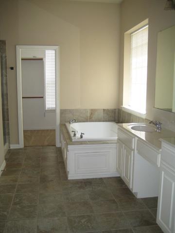 Building Photo - 2412 Forest Gate Dr