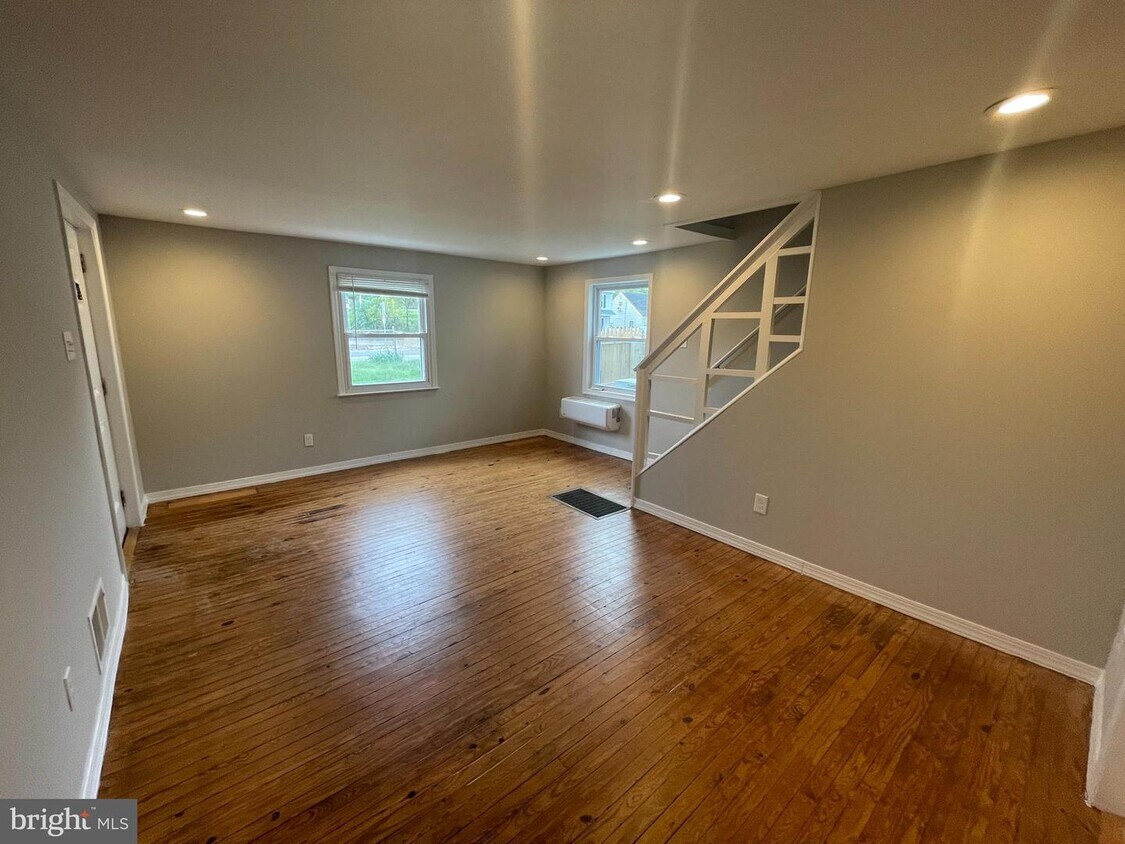Primary Photo - 10 Green Ln