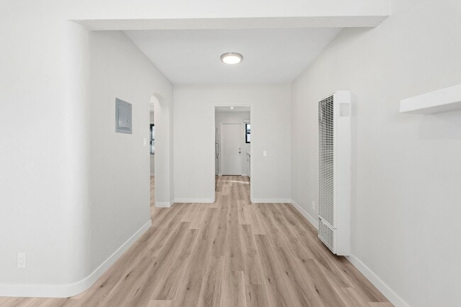 Foto del edificio - HILLCREST GREAT RENOVATED ONE BEDROOM APARTMENT.