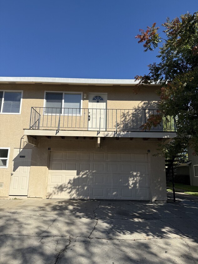 Foto principal - 2120 Chrysler Dr