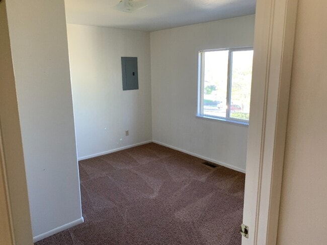 Building Photo - 828 E 4th St