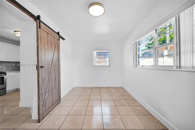 Building Photo - 3231 SW 25th St