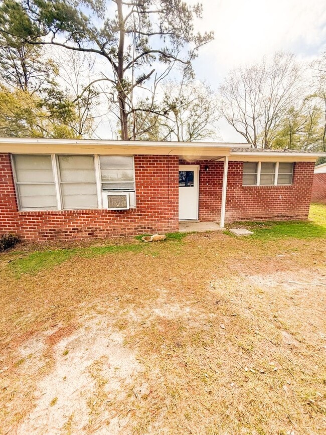 Building Photo - 2111 Robin St