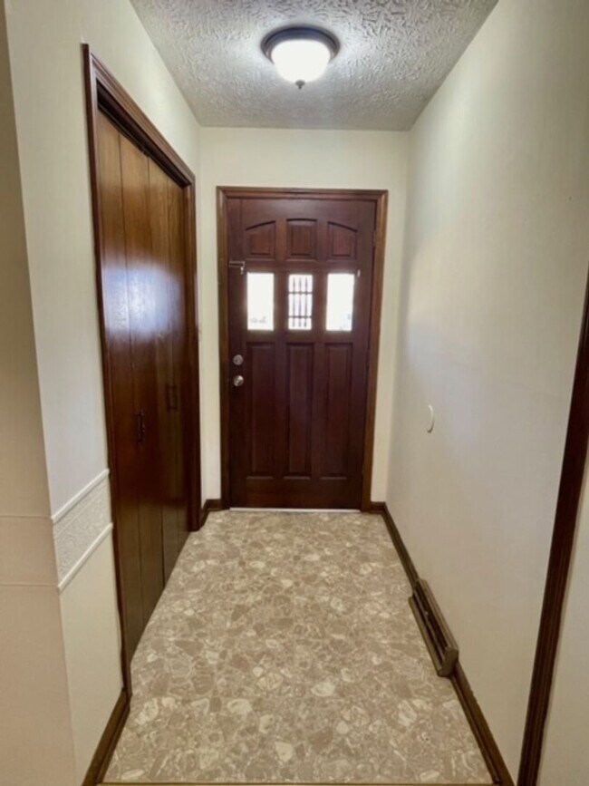 Foto del edificio - REDUCED - 2535 S. WELLER AVE. - NO PETS - ...