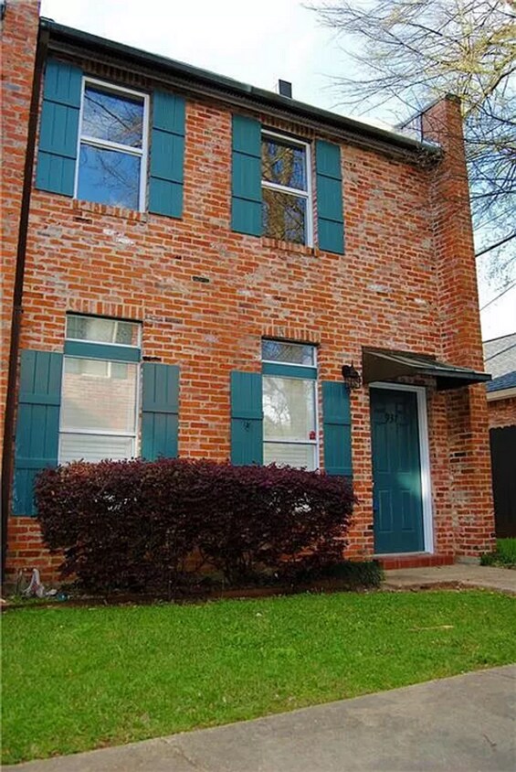Primary Photo - Townhome close to everything on Bayou Trace