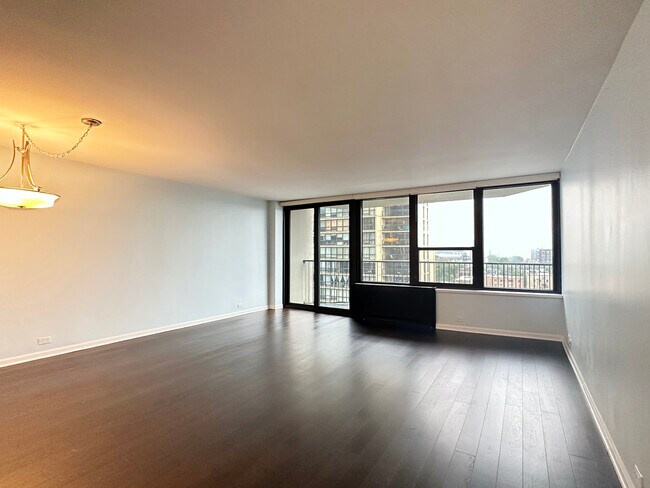 Foto del edificio - 1560 N Sandburg Terrace