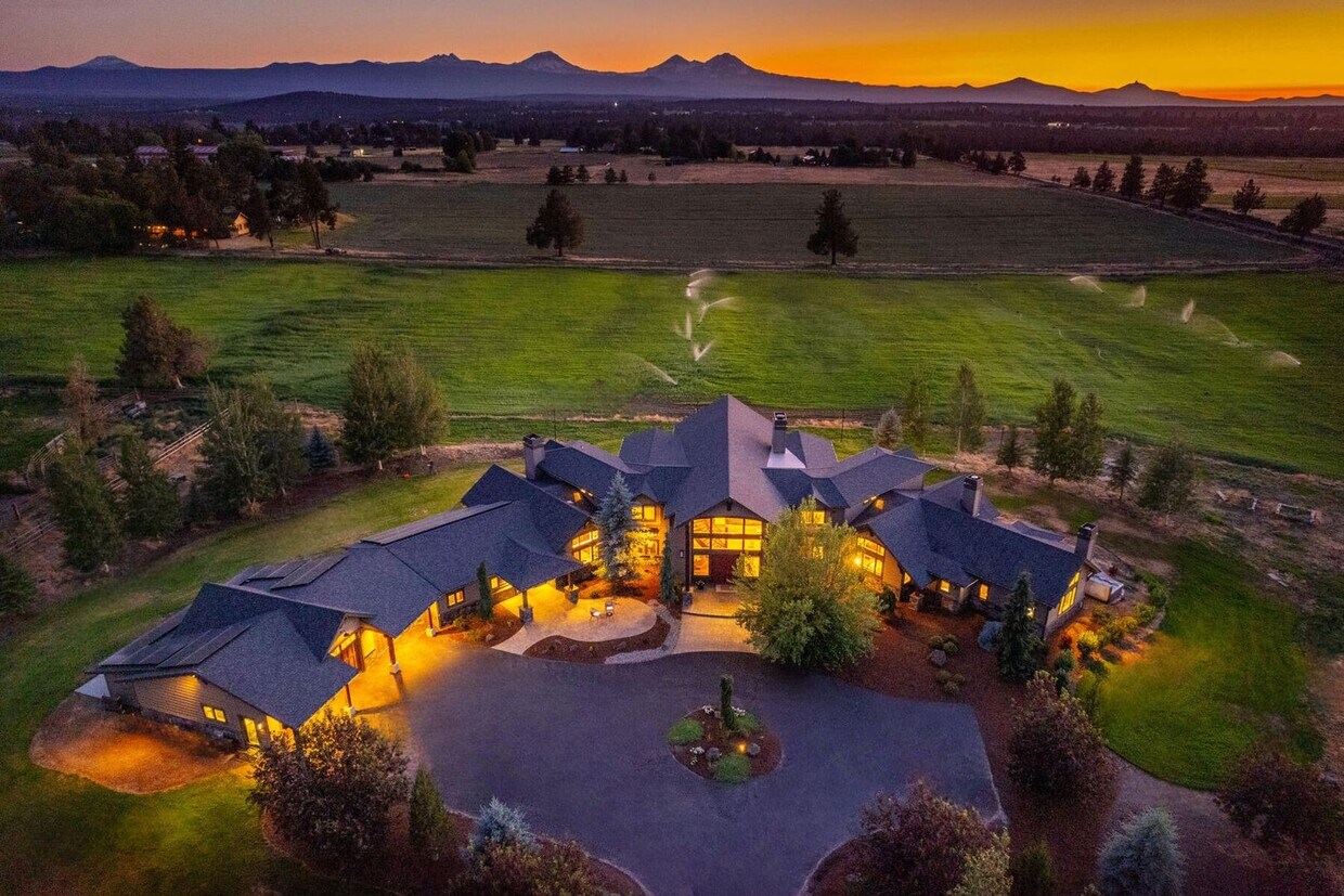 Primary Photo - Stunning Tumalo Estate-6 Bed - 7.5 Bath ov...