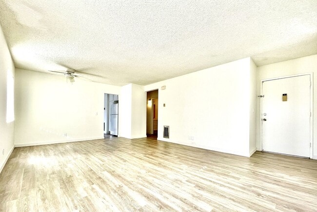 Building Photo - Spacious Updated Single Level Upstairs Unit!