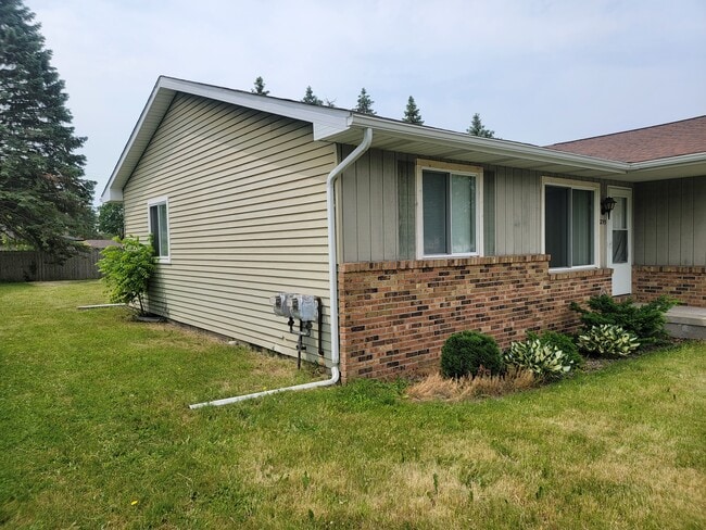 Building Photo - 6293 Amanda Dr