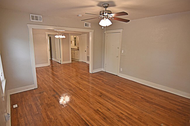 Foto del edificio - 4203 Kenwood Ave