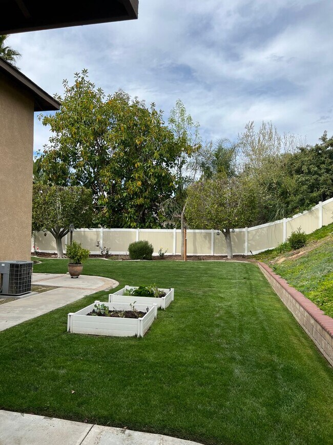 Building Photo - Gorgeous and spacious 5 bedroom FURNISHED ...