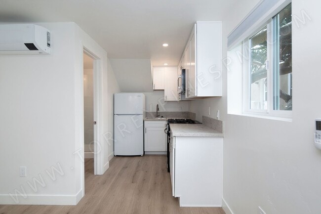 Building Photo - Remodeled Ocean Beach 1 Bedroom on Del Mar Ave ~ ALL UTILITIES INCLUDED!