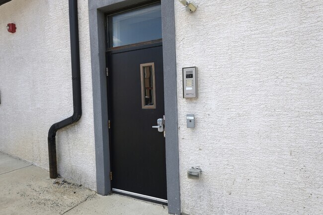 Foto del edificio - 4000 W Girard Ave