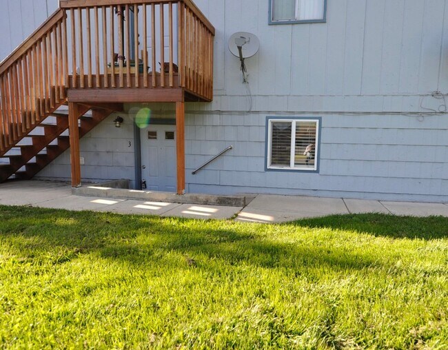 Foto del edificio - Downstairs unit 2 bed 1 bath