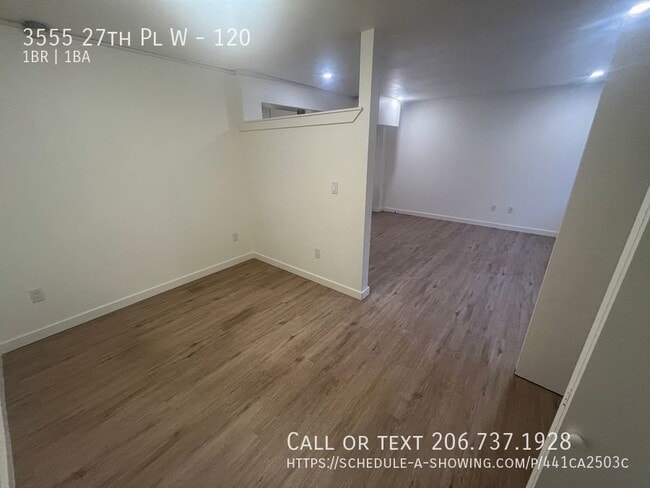 Building Photo - Large Apartment w/Den