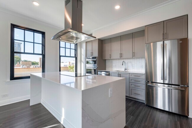 Building Photo - Renovated Luxury One Bedroom at Waterfront!