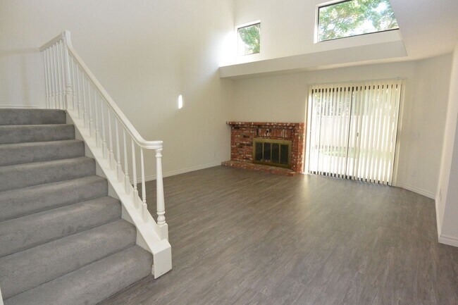 Building Photo - Beautiful 2 story 3 bedroom 3 bathroom hom...