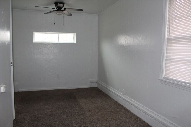 Building Photo - 3800 Woodside Dr