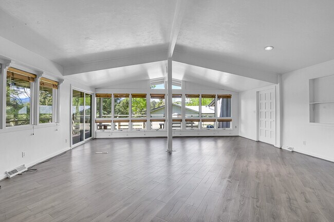 Foto del edificio - 27828 Fireweed Dr