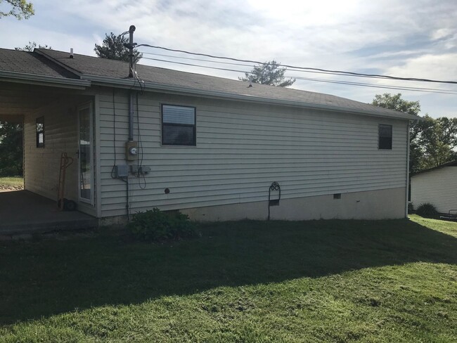 Building Photo - 3 Bedroom 1 Bath Single Family Home - East...