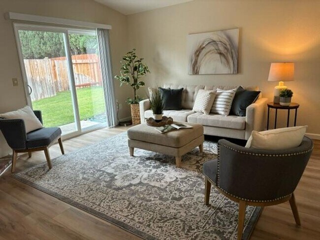 Building Photo - Gorgeous home!