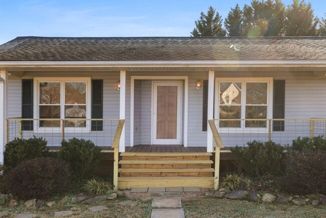 Building Photo - Welcome to this Comfortable, Charming & Outdoor Living, Single-Level Home