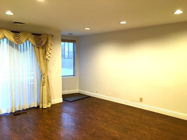 Primary Bedroom - 100 Cuttermill Rd
