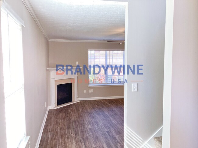 Building Photo - $500 OFF November Rent - No Application Fe...