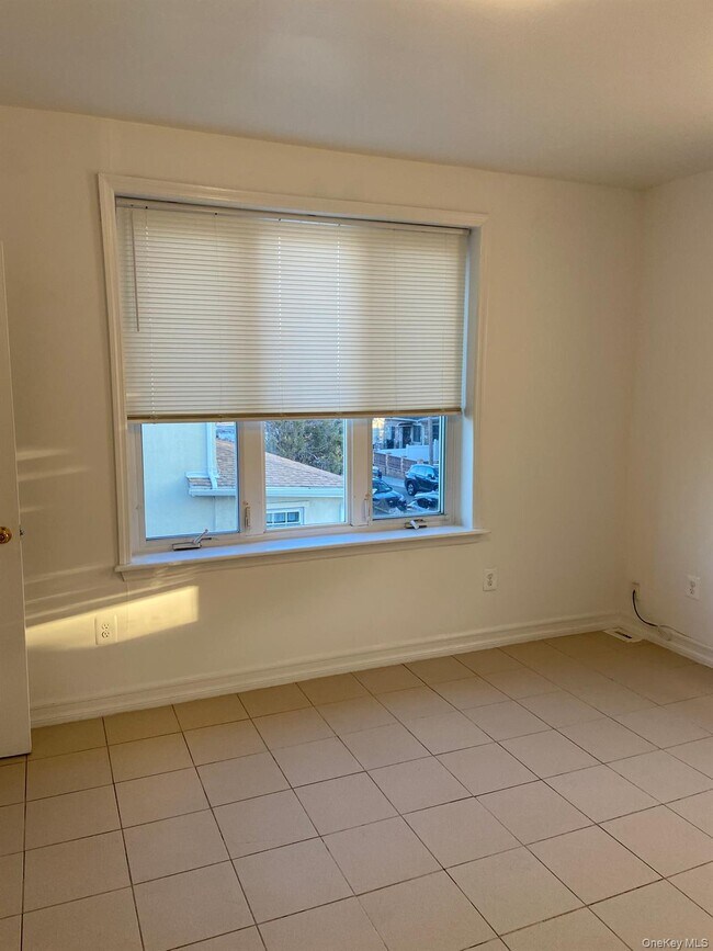 Building Photo - 31-17 Buell St