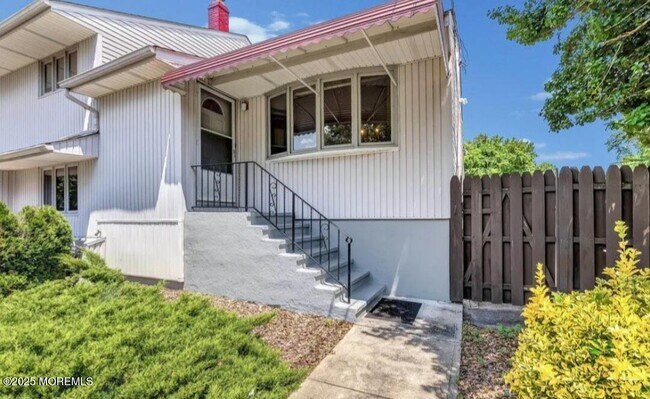 Building Photo - 4 Coral Way