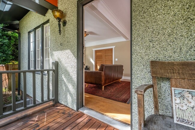Building Photo - 5-Bed / 3-Bath Quaint & Modern Spacious Ta...
