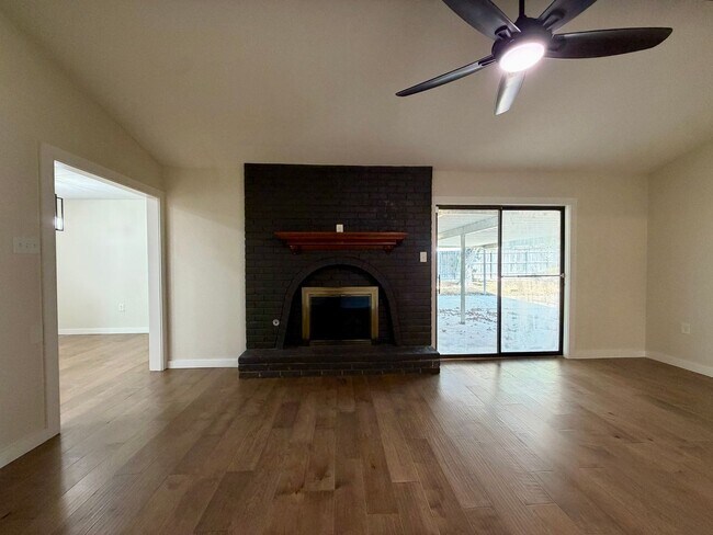 Foto del edificio - 3401 Oakridge Ln