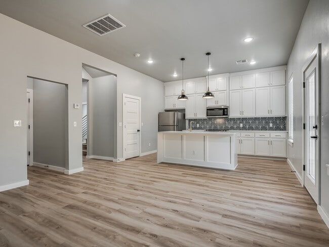 Foto del edificio - 11329 N Blackwelder Ave