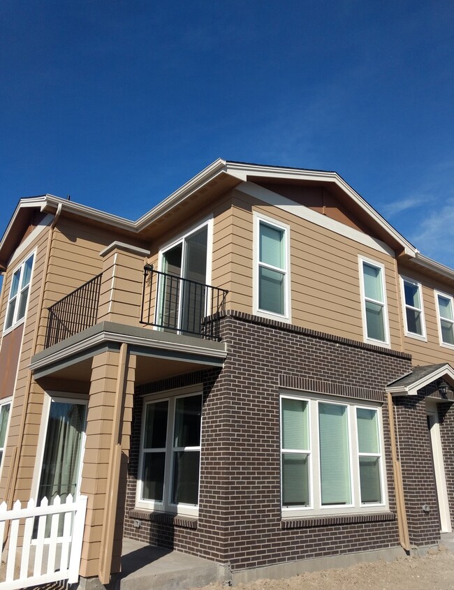 Building Photo - Spectacular 3 BED/2.5 BATH West Arvada Tow...