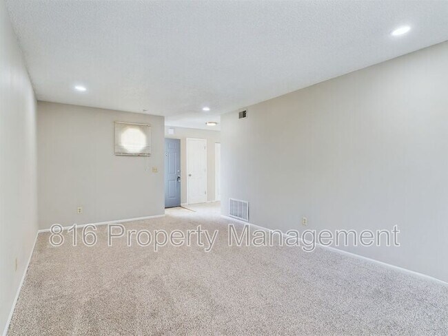 Building Photo - 500 Sky Vue Dr