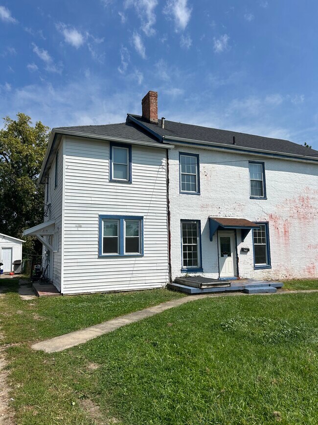 Building Photo - 219 Montgomery Ave
