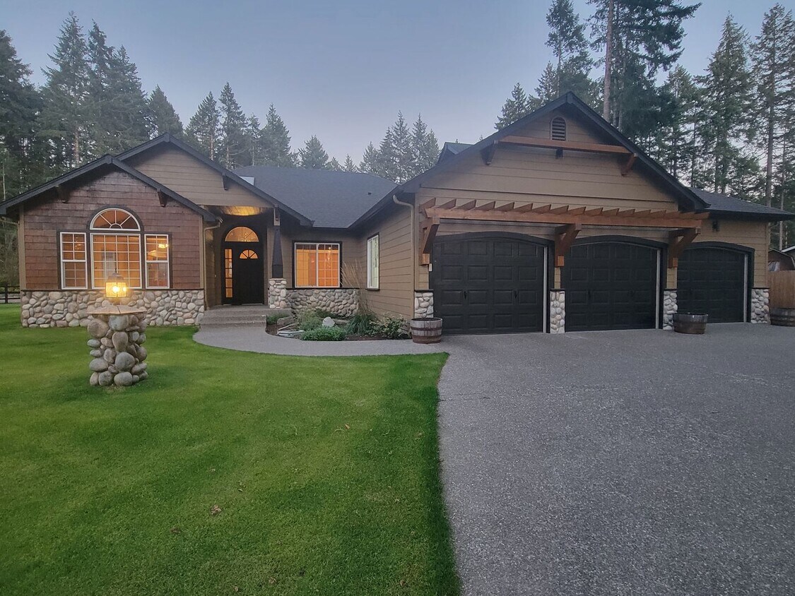 Foto principal - Beautiful Home on Gated Property