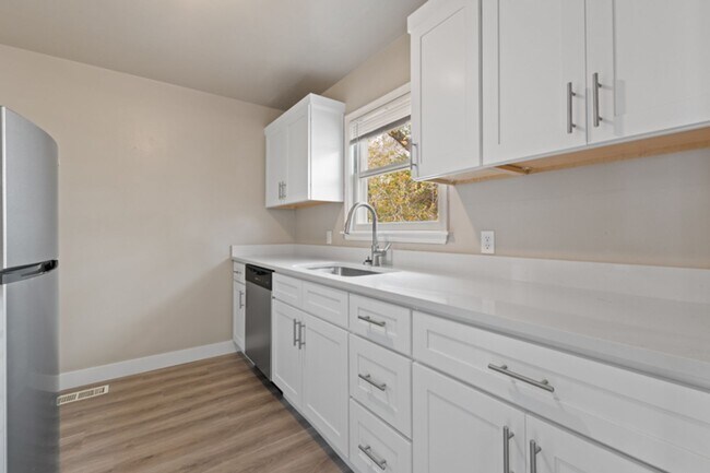 Building Photo - Close to UNR and Downtown!