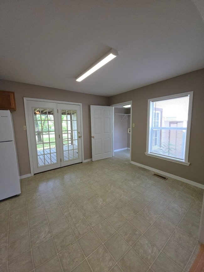 Building Photo - 204 S Laredo Ave