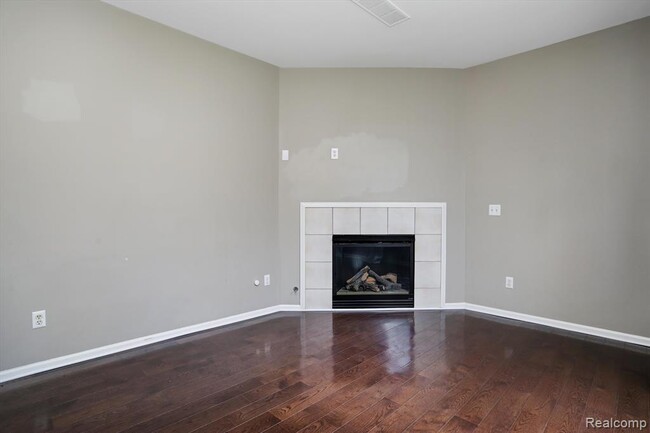 Building Photo - 824 Lothrop St