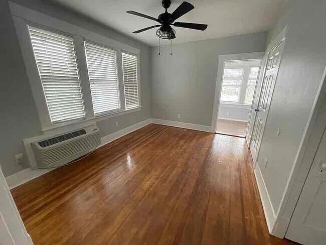 Foto del edificio - 318 E Park Ave