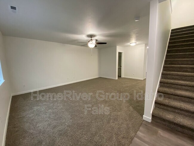 Building Photo - 516 Trails End