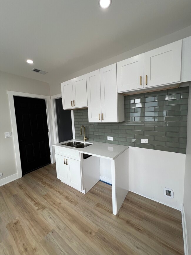 Building Photo - 646 W 47th Pl