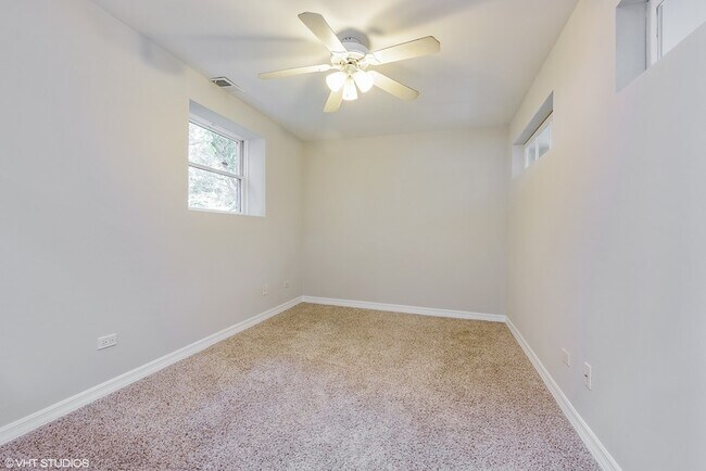 Building Photo - 1228 W Glenlake Ave