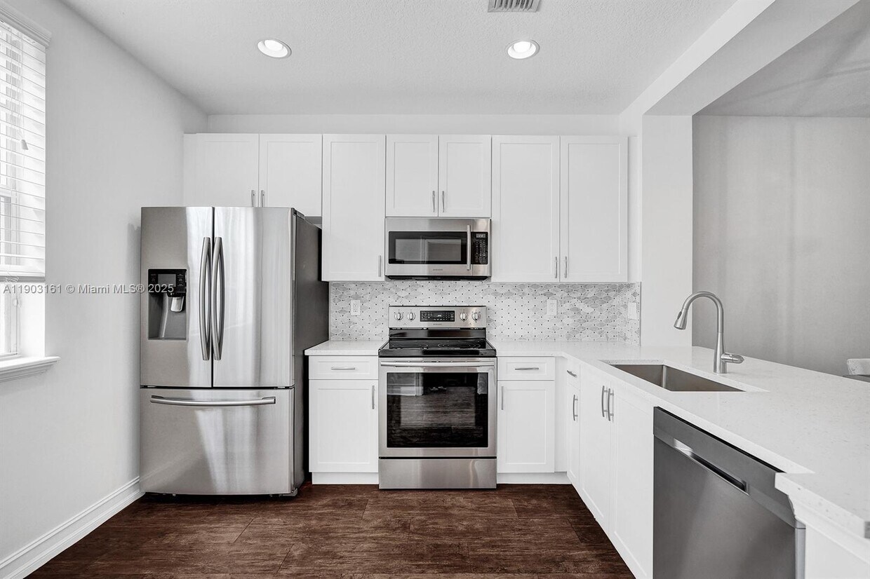 Foto principal - 446 NE 2nd Ave