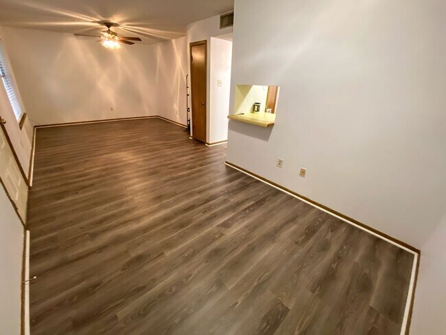 Building Photo - Willows Apartments