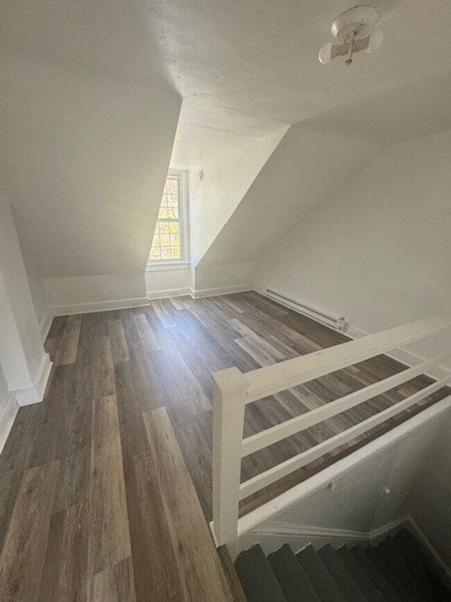 Foto del edificio - 4 bedroom 1 bathroom plus office