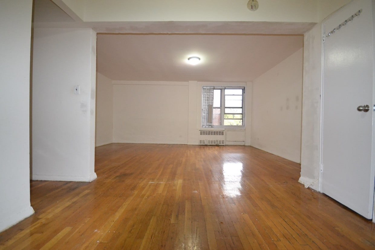 Primary Photo - 41-10 Bowne St